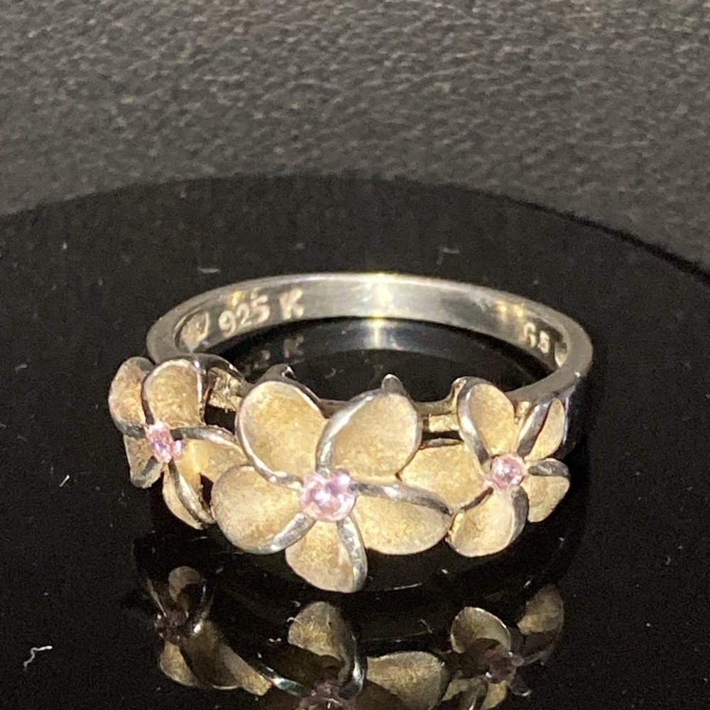 Sterling silver floral ring with pink rhinestones. Size 6.5.​​